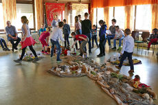 Kinderkarfreitagsliturgie im Gemeindezentrum (Foto: Karl-Franz Thiede)